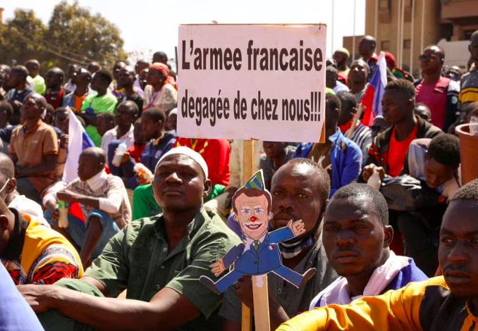 Francia obligada a abandonar Burkina Faso